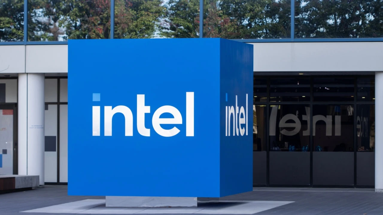 JPMorgan назвал Intel в числе акций, по которым рекомендует открывать короткие позиции / Фото: Tada Images / Shutterstock.com