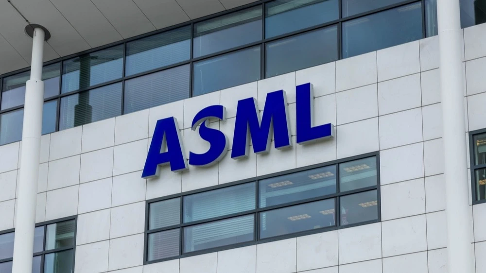 С начала 2025 года депозитарные расписки ASML на бирже Nasdaq принесли инвесторам почти 18% доходности / Фото: PixelBiss/Shutterstock.com