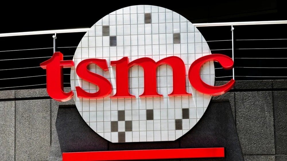 Продажи TSMC — производителя самых передовых чипов в мире — ключевой индикатор спроса на искусственный интеллект / Фото: Jack Hong/Shutterstock.com