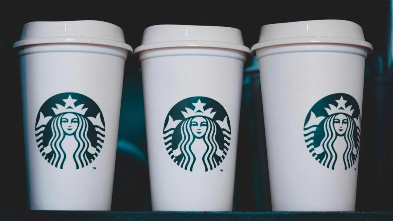 C начала года рыночная стоимость Starbucks выросла на 1%, тогда как S&P 500 прибавил порядка 7% / Фото: Unsplash/Kevs