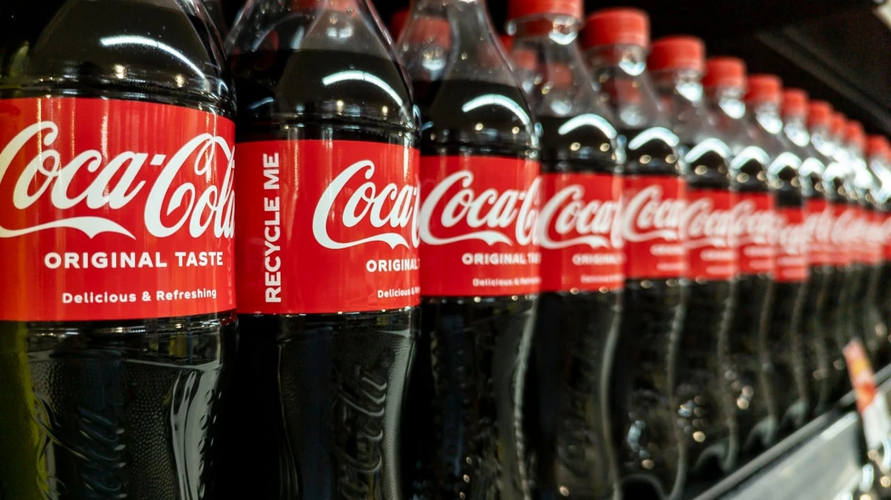 Аналитики оценили последствия возможного перехода Coca-Cola на тростниковый сахар / MDV Edwards / Shutterstock.com