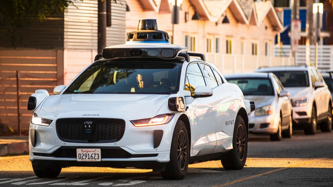 Аналитики Goldman Sachs описали впечатляющие перспективы рынка беспилотных такси в США. На нем активно развивается сервис Waymo от Alphabet. Фото: Karolis Kavolelis / Shutterstock.com