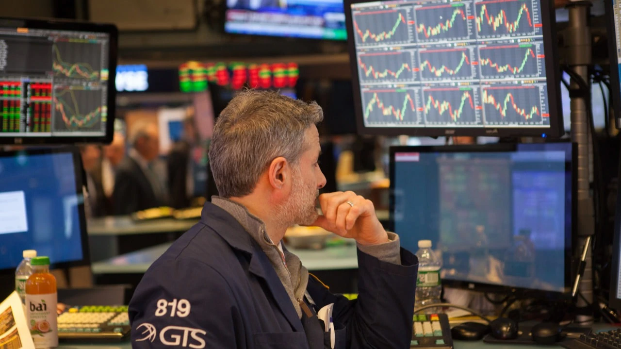 На рынки давят напряженность между Трампом и Пауэллом и приближающийся дедлайн — 1 августа истекает новый срок, отведенный на переговоры по пошлинам / Фото: orhan akkurt / Shutterstock.com