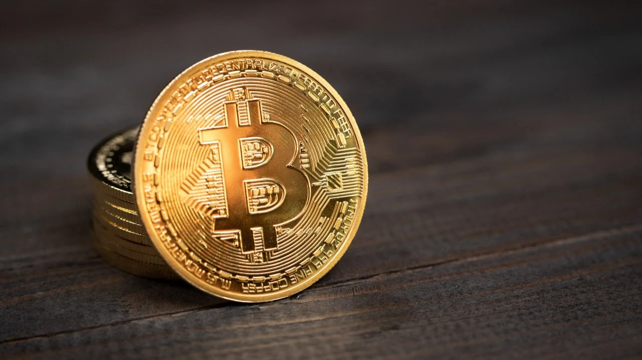 Доминирование биткоина на рынке криптовалют упало до самого низкого уровня с марта / Фото: egaranugrah / Shutterstock.com