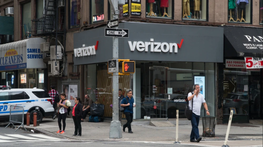 Verizons subscriber count falls for the second consecutive quarter. Why is the companys stock rising?