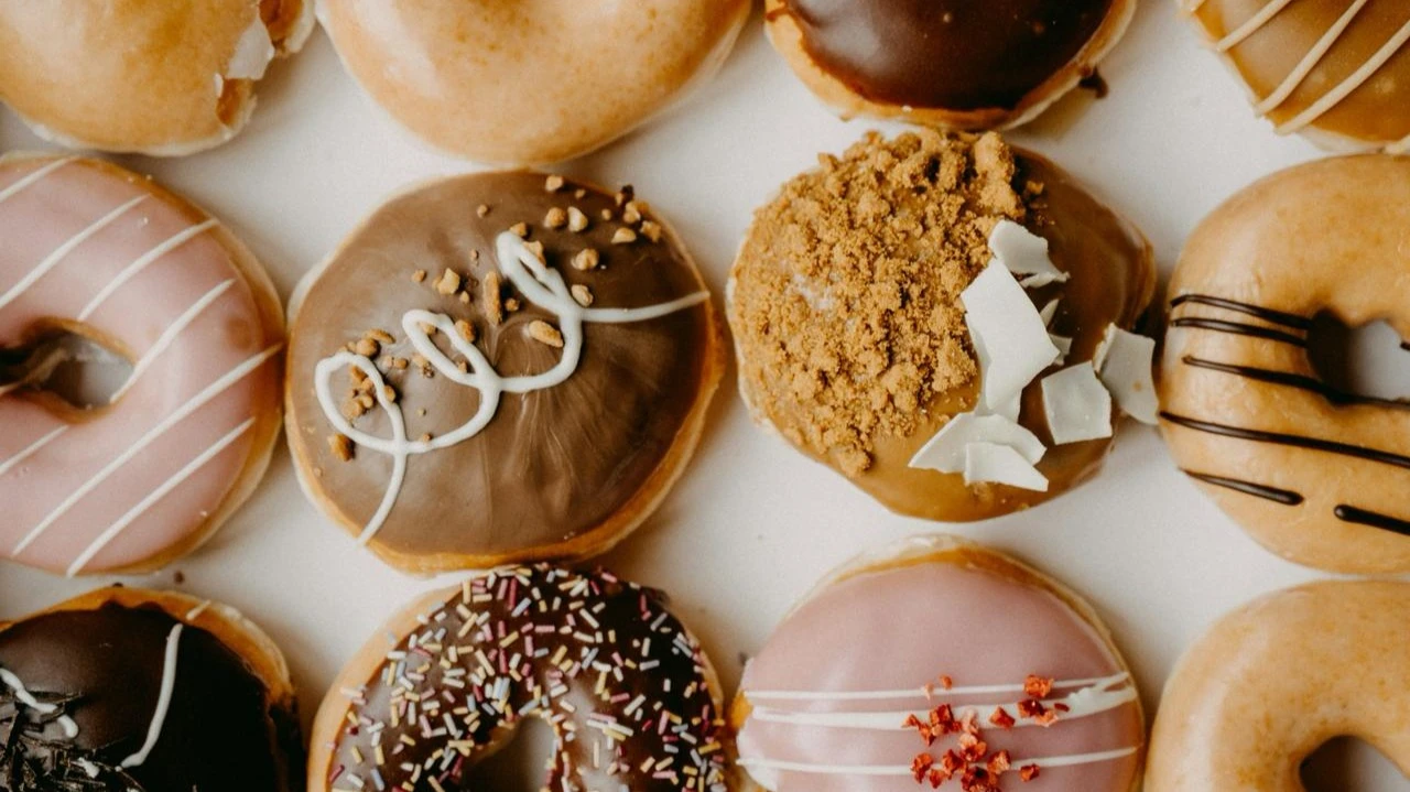 Ажиотаж вокруг мемных акций затронул и производителя пончиков Krispy Kreme / Фото: Unsplash/Annie Spratt