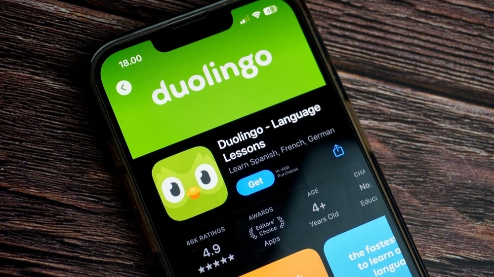 Аналитики Evercore и JPMorgan посоветовали покупать акции Duolingo после просадки на треть / Фото: Amanda Alamsyah/Shutterstock.com