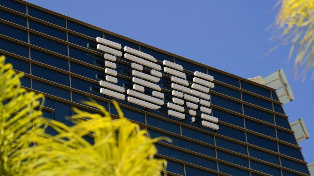 С начала 2025 года акции IBM подорожали почти на треть, тогда S&P 500 прибавил только 7% / Фото: ShU studio/Shutterstock.com