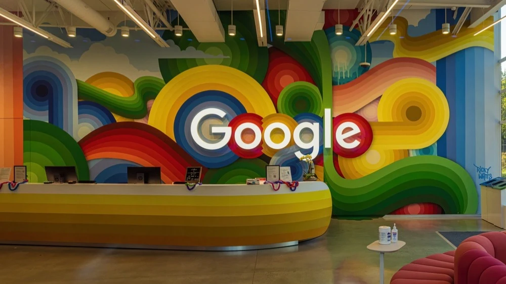 Google быстро внедряет свою ИИ-модель Gemini во всю линейку продуктов и активно предлагает корпоративным клиентам / Фото: Framalicious/Shutterstock.com