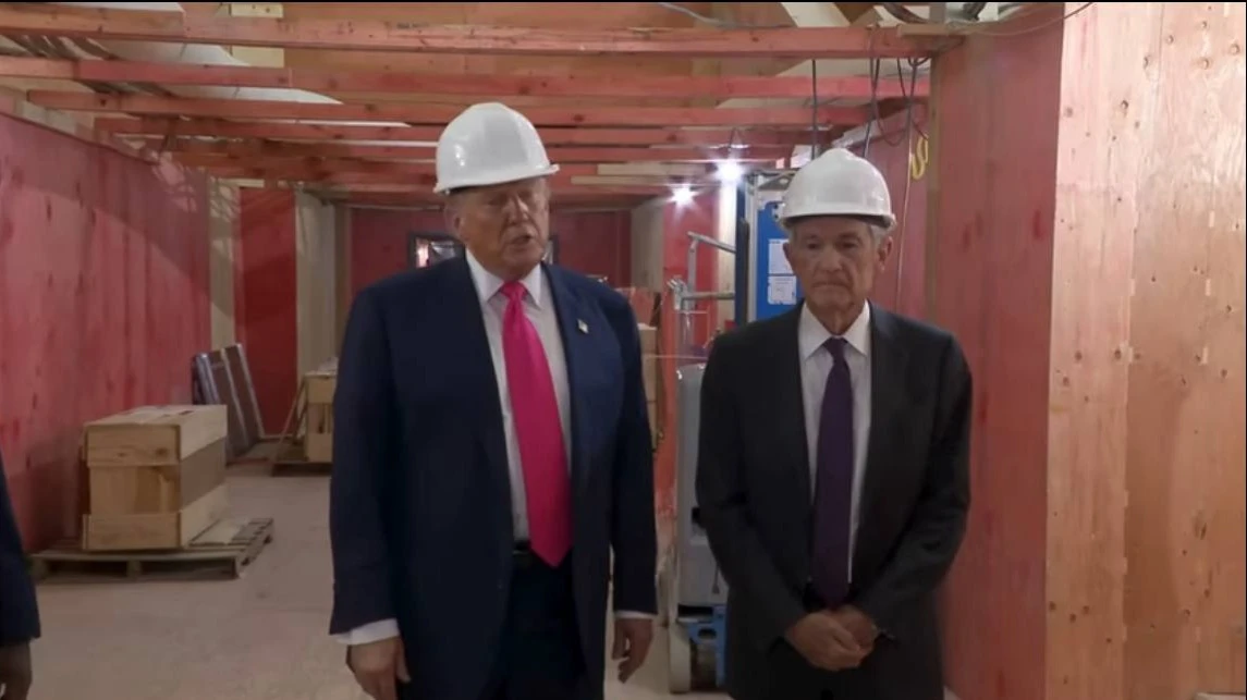 Президент США Дональд Трамп 24 июля посетил стройку ФРС, где встретился с главой американского регулятора Джеромом Пауэллом. / Фото: The White House