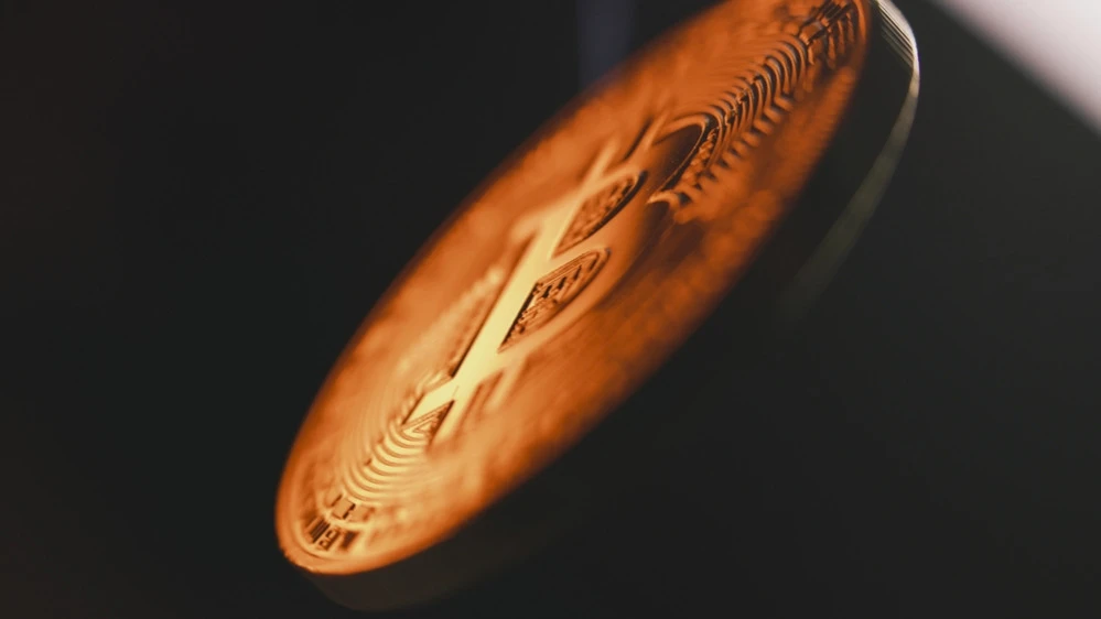 На цену биткоина влияет рост его популярности, считают в Citi / Фото: Frame Stock Footage / Shutterstock.com