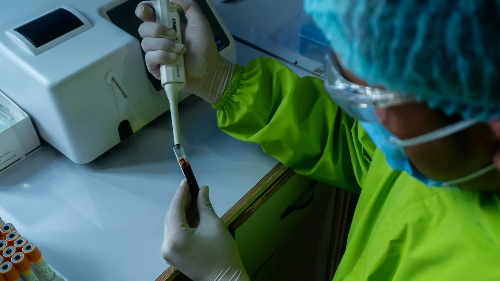 Zacks советует инвесторам обратить внимание на акции Telomir Pharmaceuticals, которая разрабатывает препарат для борьбы со старением / Фото: Unsplash / Prasesh Shiwakoti (Lomash)