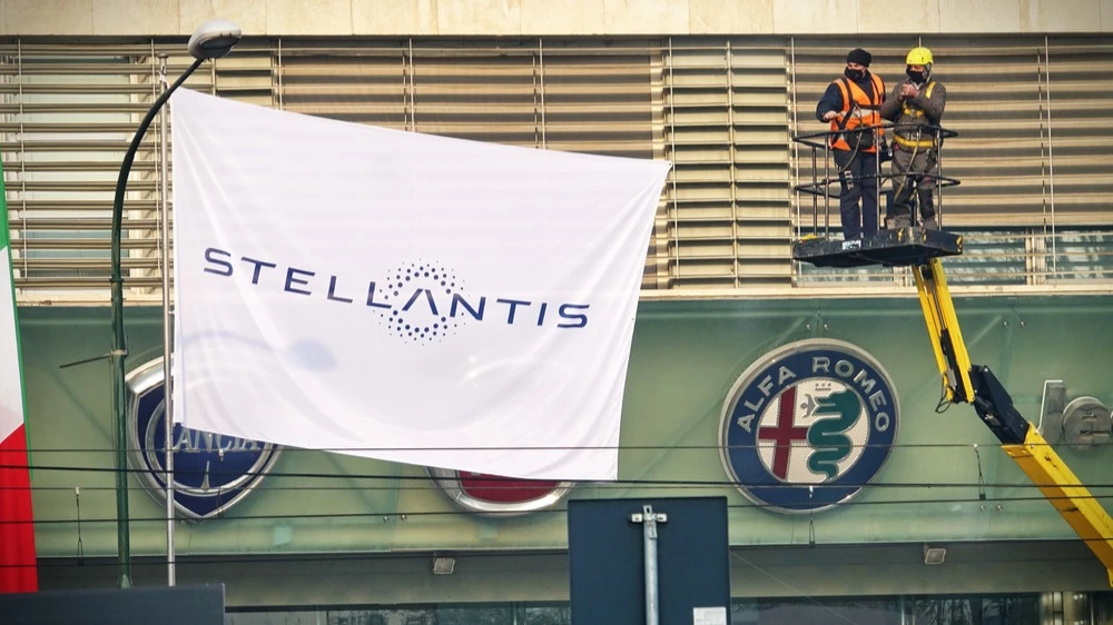 Stellantis неделю назад неожиданно объявил, что в первой половине 2025 года оказался убыточным / Фото: MikeDotta/Shutterstock.com