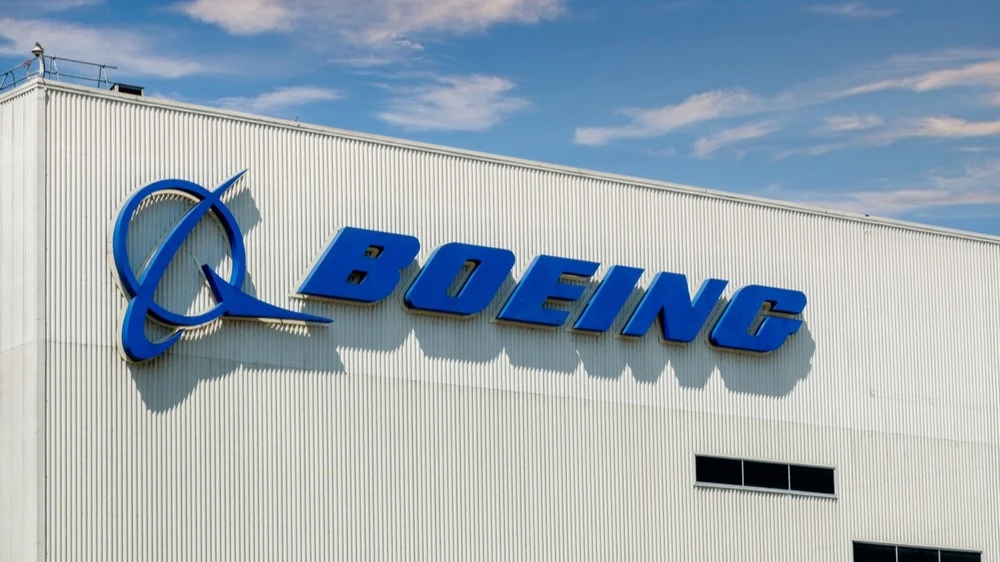 Во втором квартале 2025 года Boeing сократил убытки более чем в два раза / Фото: Ken Wolter/Shutterstock.com