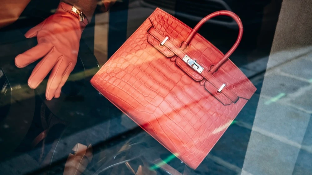Успеху Hermès способствует бизнес-модель с искусственным ограничением предложения культовых сумок Birkin и Kelly / Фото: Andrei Antipov / Shutterstock.com