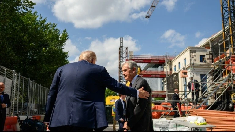 Президент США не может уволить председателя ФРС за отказ снижать ключевую ставку, но есть опция уволить за нарушения. Фото: whitehouse.gov