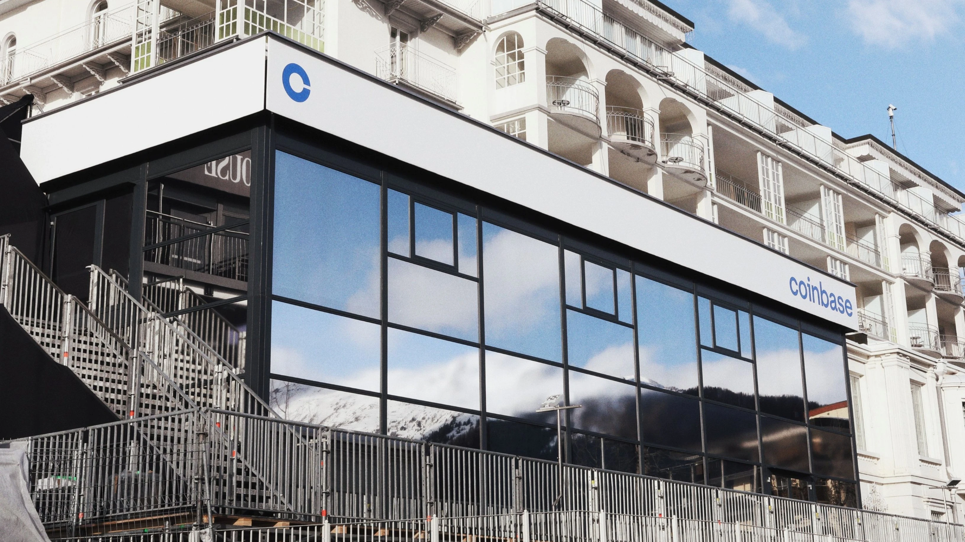 Coinbase не дотянула до рыночных прогнозов из-за низких объемов розничных торгов криптовалютами / Фото: x.com/coinbase
