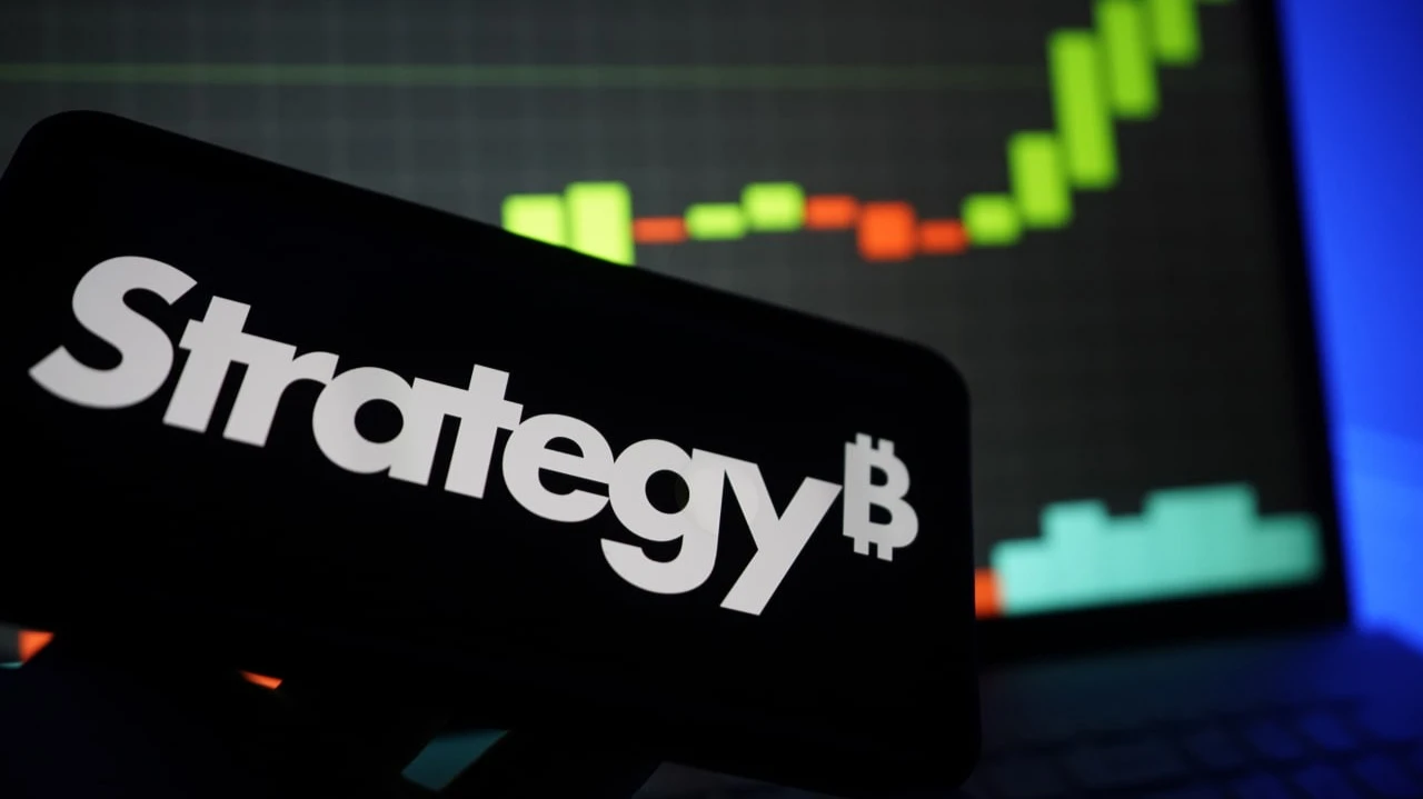 Strategy показала рост прибыли благодаря подорожанию биткоина и учету нереализованных доходов / Фото: PJ McDonnell / Shutterstock.com