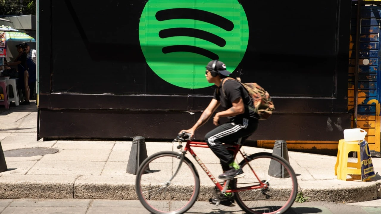 Spotify объявил о повышении цен на подписку Premium в ряде стран за пределами США / Octavio Hoyos / Shutterstock.com