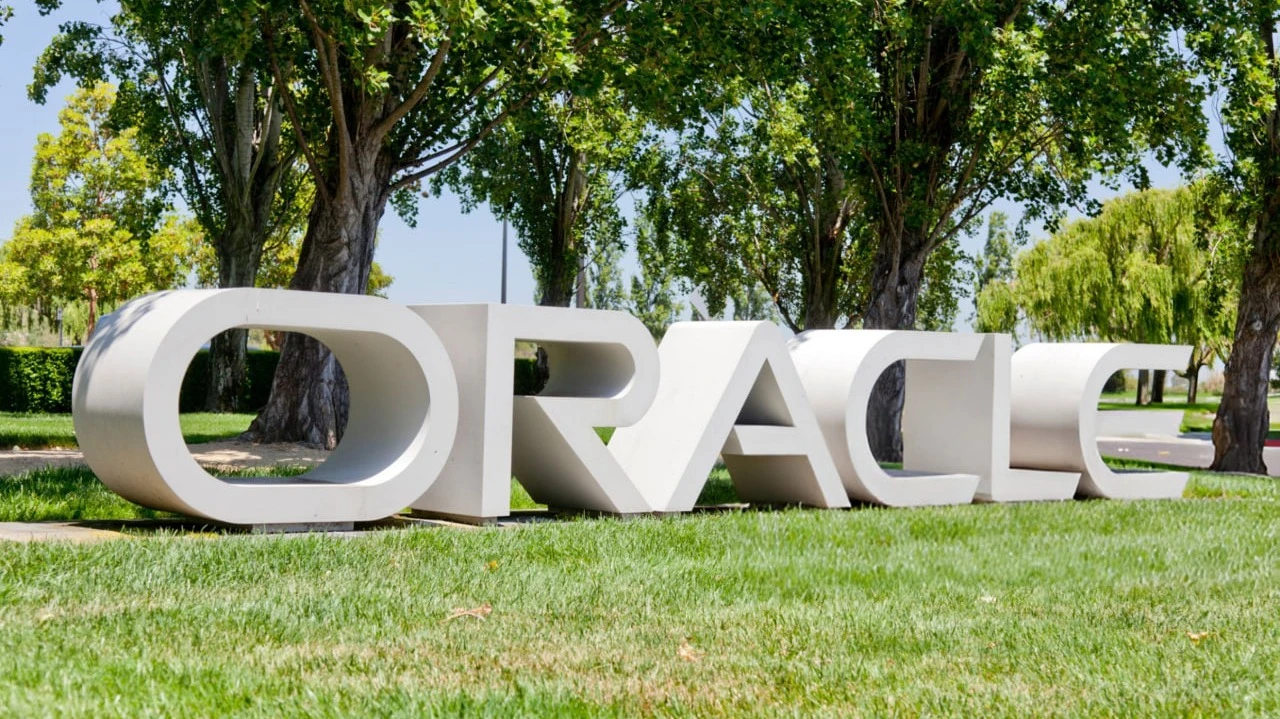 Bernstein советует покупать акции Oracle и ждет их роста на 22% / Фото: JasonDoiy / Shutterstock.com
