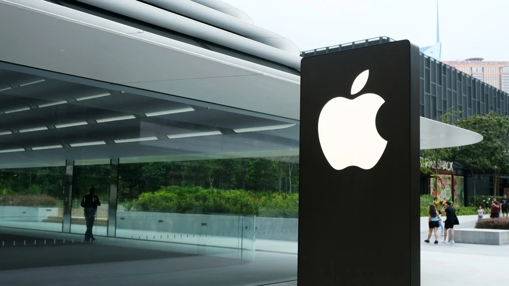 Cook extends an olive branch to Trump: Apple to announce new investment in US