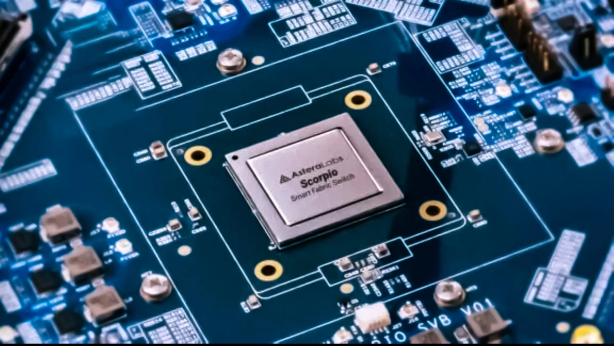Аналитики отмечают растущий спрос на линейку специализированных сетевых коммутаторов Astera Labs для ИИ-инфраструктуры Scorpio P / Фото: Astera Labs