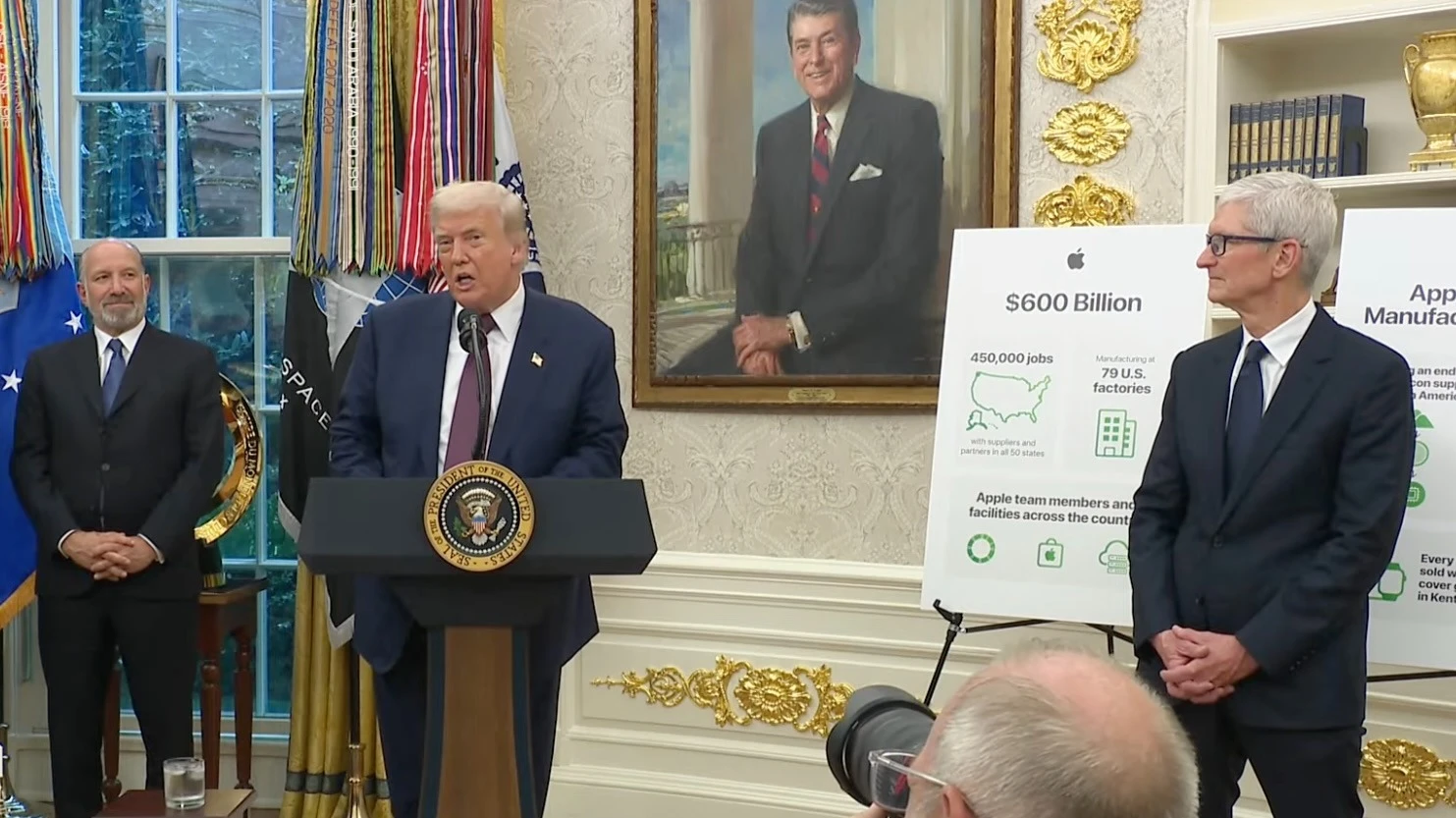 Дональд Трамп объявил ставку пошлин на импорт чипов в присутствии главы Apple Тима Кука / Фото: YouTube/The White House