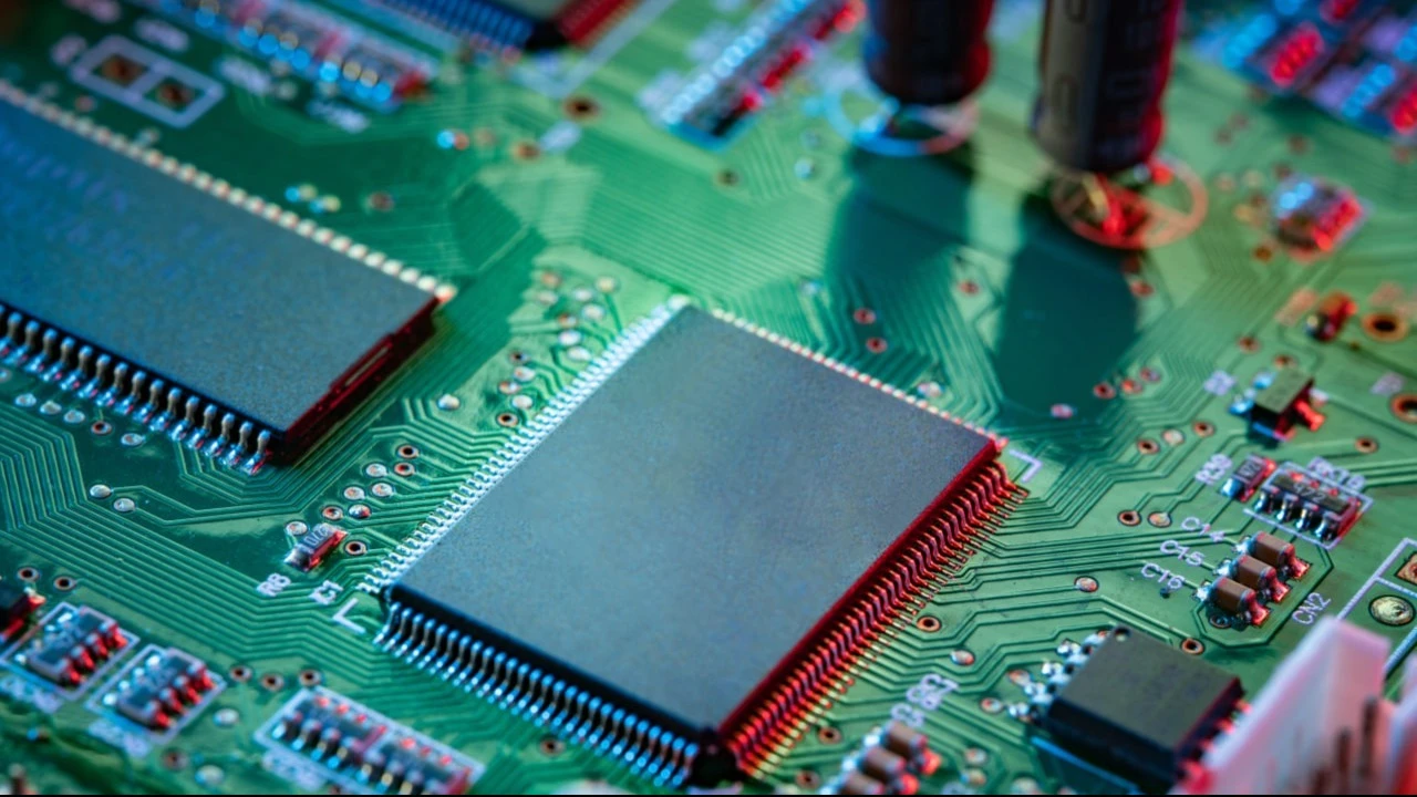 Трамп пообещал, что пошлина на чипы не будет применяться к компаниям, которые пообещали производить их в США / Фото: Wang Zhibo / Shutterstock.com