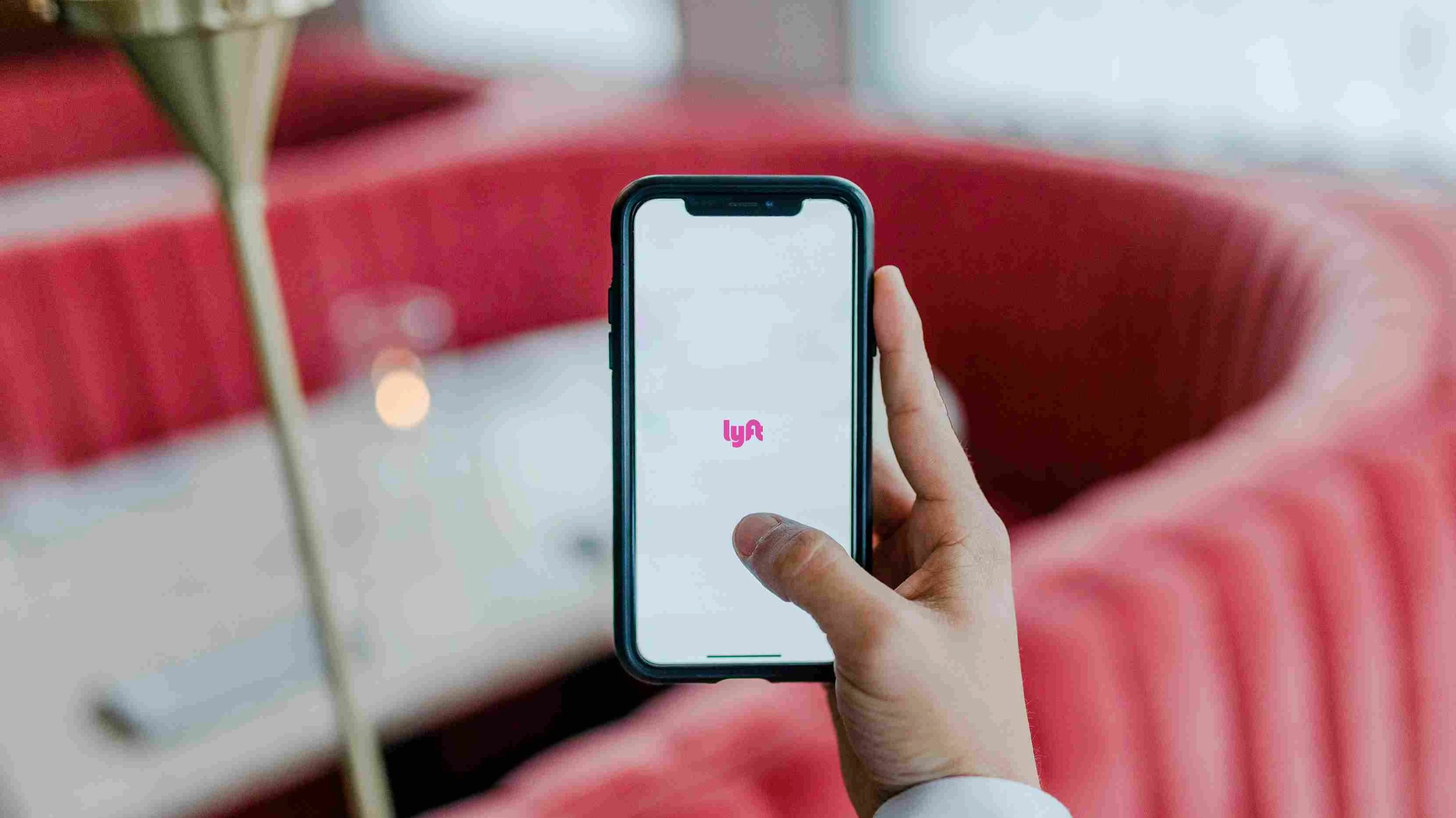 Lyft отчиталась слабее ожиданий и потеряла 5,5% на фоне прямого сравнения с конкурентом. Фото: Austin Distel, Unsplash