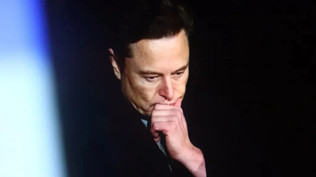 Илон Маск отказался от продолжения работ по созданию суперкомпьютера Dojo, который должен был помочь превратить электромобили Tesla в роботакси / Фото: Photo Agency / Shutterstock.com