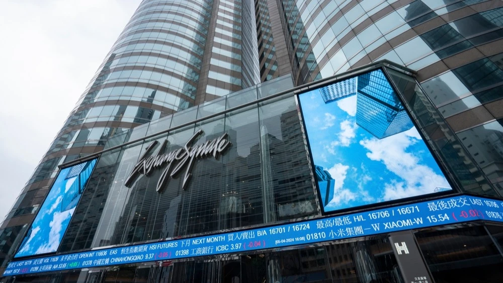 Goldman Sachs из-за возросших рисков в экономике рекомендует инвесторам в Азии продать высокодоходные облигации и вложиться в более надежные бумаги гонконгских застройщиков / Фото: Tada Images/Shutterstock.com