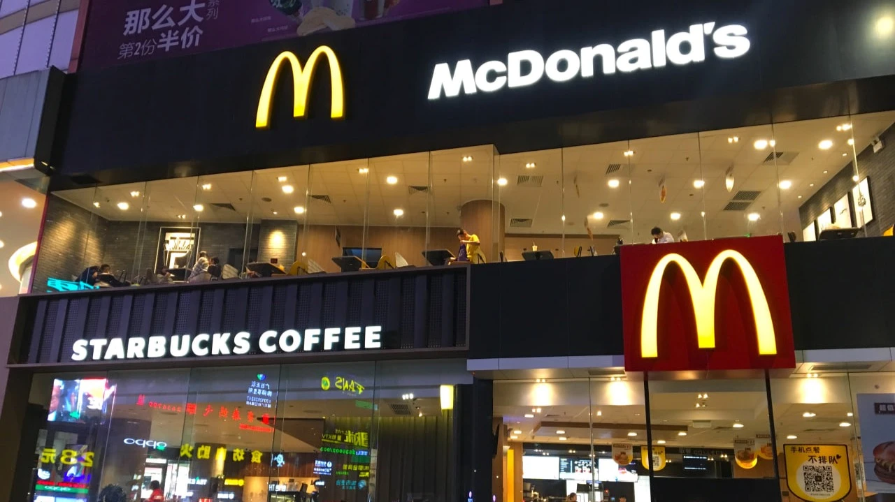 Starbucks и McDonald’s работают в одной отрасли, но их подходы к ведению бизнеса отличаются. Фото: StreetVJ / Shutterstock.com