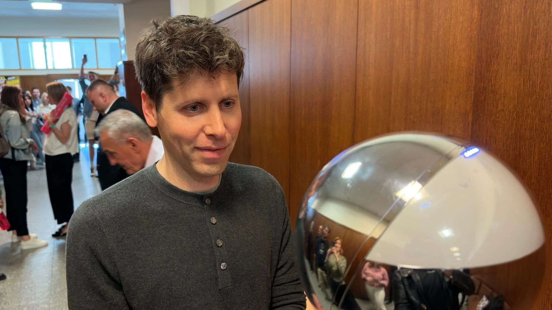 Глава OpenAI Сэм Альтман хочет составить конкуренцию Илону Маску в сфере чипов, вживляемых в мозг / Фото: X/Sam Altman