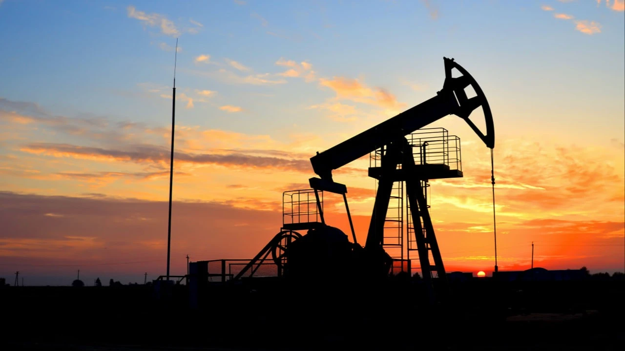 Китай все активнее входит в число «электрогосударств», наращивая потенциал в области зеленых технологий. Это сказывает на рынке нефти. Фото: Maksim Safaniuk / Shutterstock.com