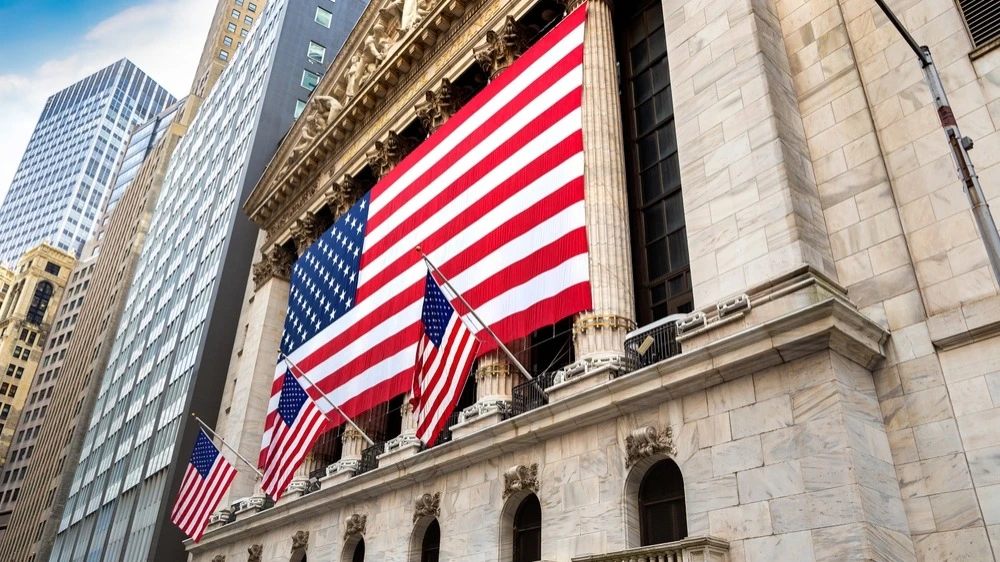 Несмотря на нервозность, инвесторы продолжают активно скупать американские акции, опасаясь упустить прибыль / Фото: Sergii Figurnyi / Shutterstock.com