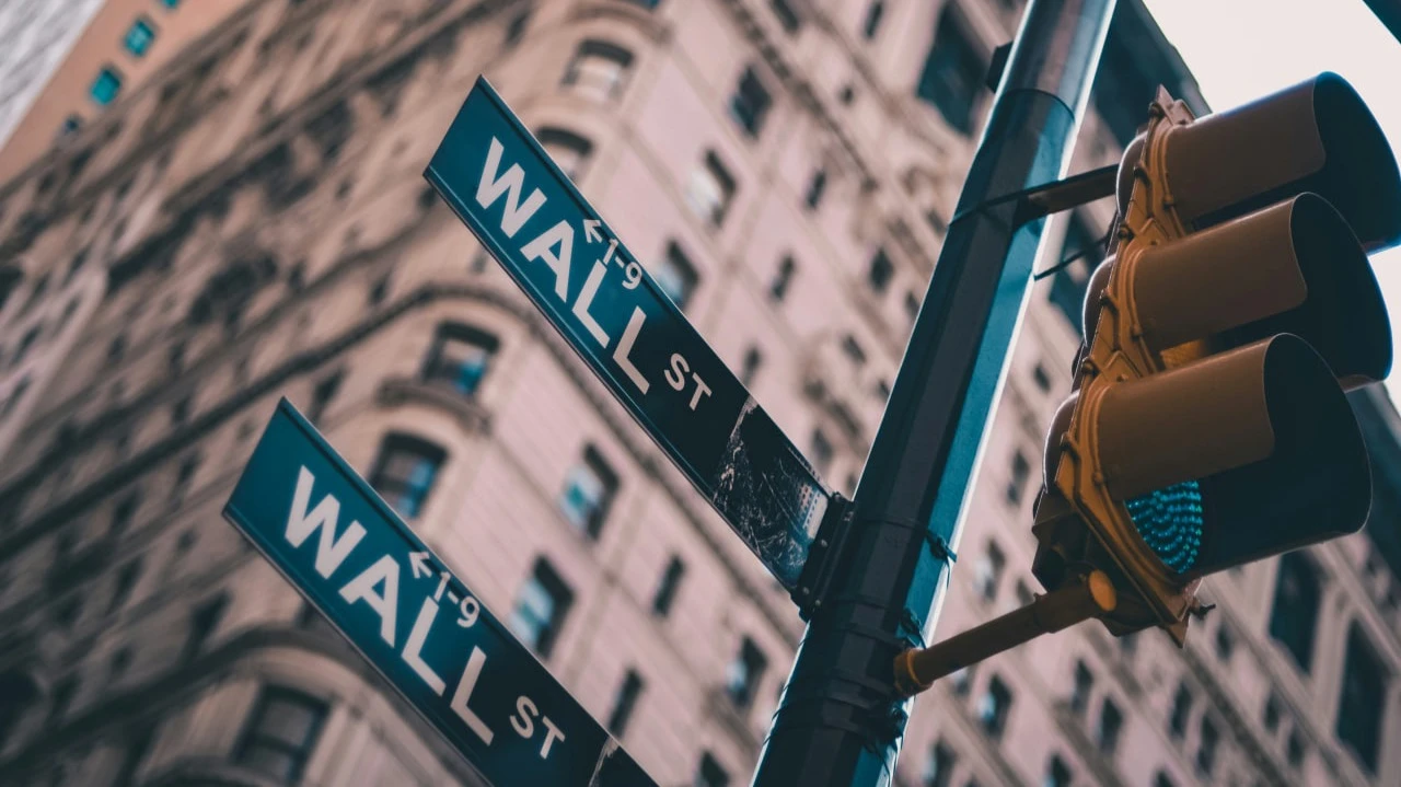 Перекупленность рынка делает его уязвимым к любому внешнему негативу, в таком состоянии он подойдет к началу делового сезона. Фото: Lo Lo / Unsplash