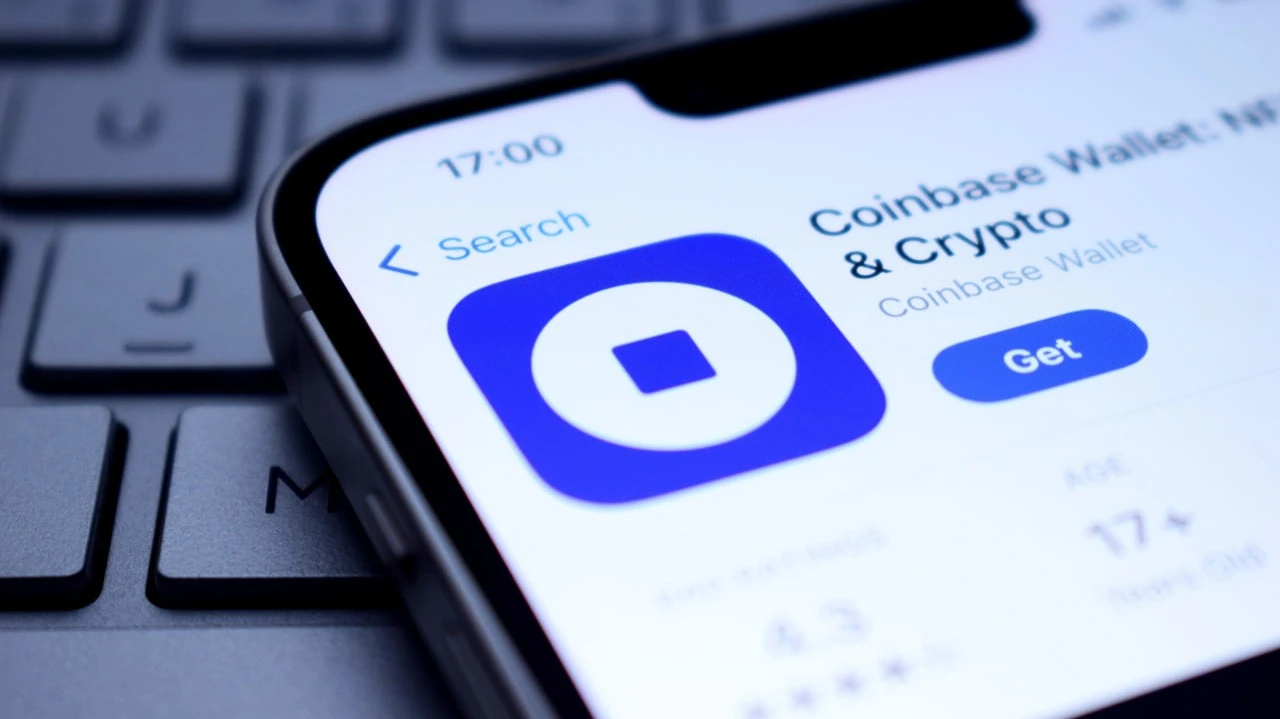 Крупнейший пенсионный фонд США CalPERS увеличил долю в криптобирже Coinbase на 42% / Фото: miss.cabul / Shutterstock.com