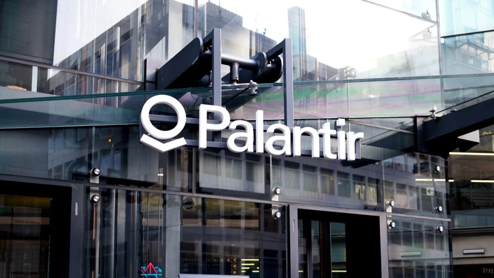 Palantir — это не история про «легкие деньги», а нарратив с завышенными мультипликаторами и раздутыми ожиданиями, считает Эндрю Лефт / Фото: Hiroshi-Mori-Stock / Shutterstock.com