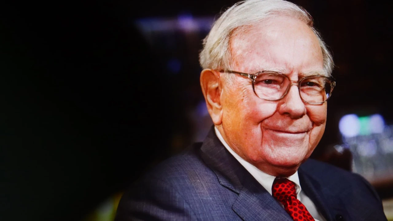 Инвесткомпания Berkshire Hathaway Уоррена Баффета раскрыла свои сделки за второй квартал 2025 года / Фото:  Photo Agency / Shutterstock.com
