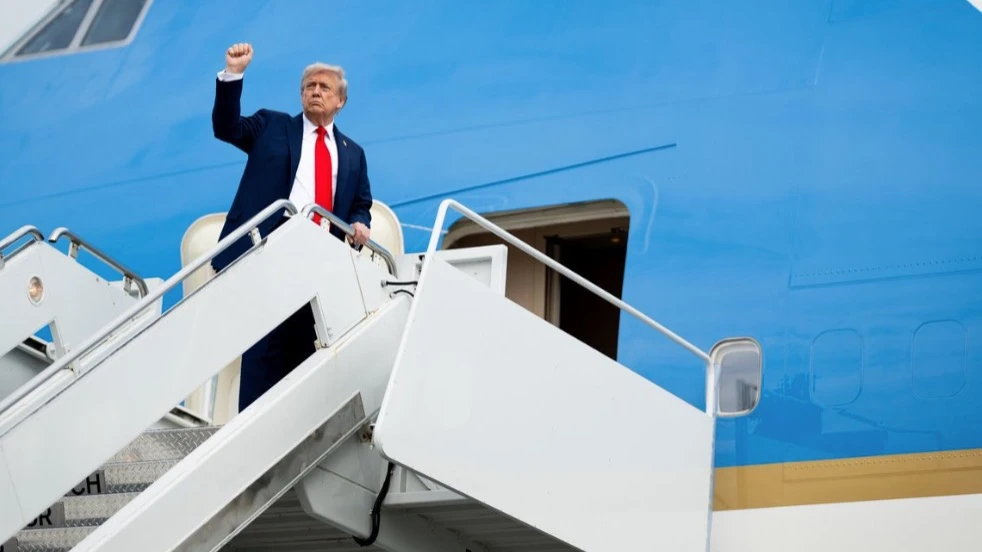 Президент США Дональд Трамп покидает Анкоридж, где он провел переговоры с президентом России Владимиром Путиным. Встречу он оценил на 10 из 10, но признал, что договориться о мирном соглашении не удалось. Фото: The White House / x