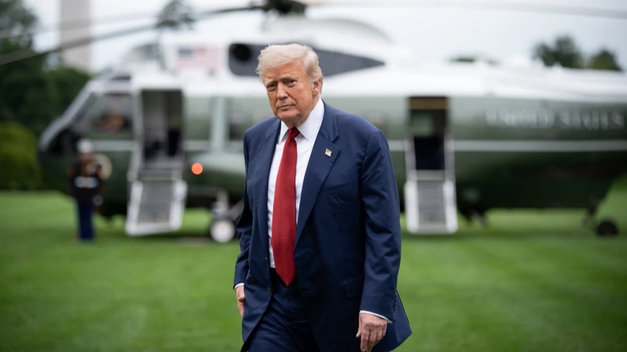 Президент США Дональд Трамп объявил о заключении маленькой сделки с Nvidia и AMD, в рамках которой они смогут продавать чипы в Китай и часть доходов отчислять в бюджет. Фото: The White House / x