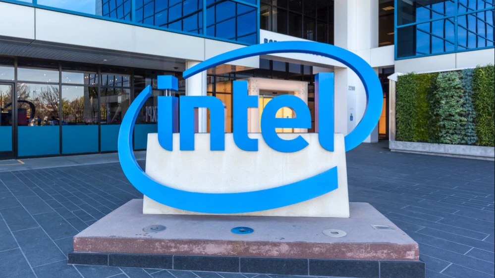 Администрация США может получить долю в Intel в обмен на субсидии по закону CHIPS Act / Фото: JHVEPhoto / Shutterstock.com