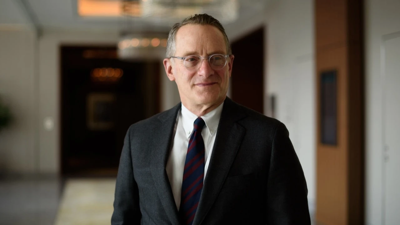 Маркс известен своими записками о фондовом рынке, которые Уоррен Баффет не пропускает / Фото: Facebook / Howard Marks