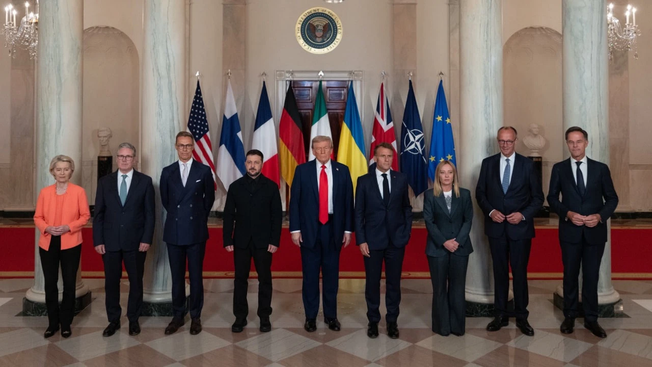 18 августа в Белом доме прошли переговоры по российско-украинскому конфликту. В них приняли участие президент США Дональд Трамп, глава Украины Владимир Зеленский и европейские лидеры. Фото: X / Emmanuel Macron