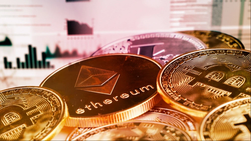 Инвесторы распродают криптовалюты, опасаясь, что ФРС откажется от снижения ставок в сентябре / Фото: PeopleImages.com - Yuri A / Shutterstock.com