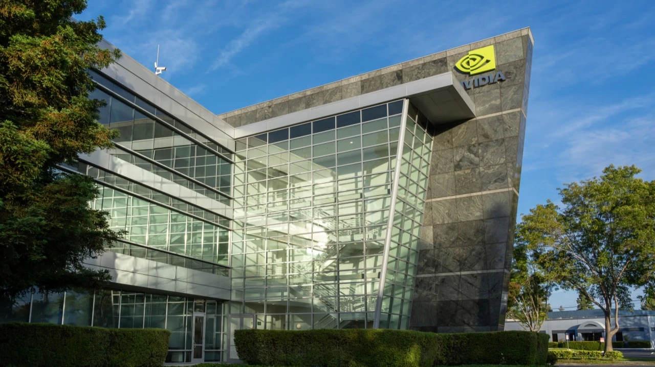 Nvidia может стоить $9 трлн к 2030 году, считает аналитик / JHVEPhoto / Shutterstock.com