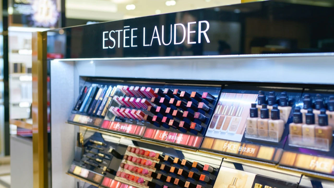 Акции Estee Lauder резко упали после публикации квартальной отчетности / Фото: Sorbis / Shutterstock.com