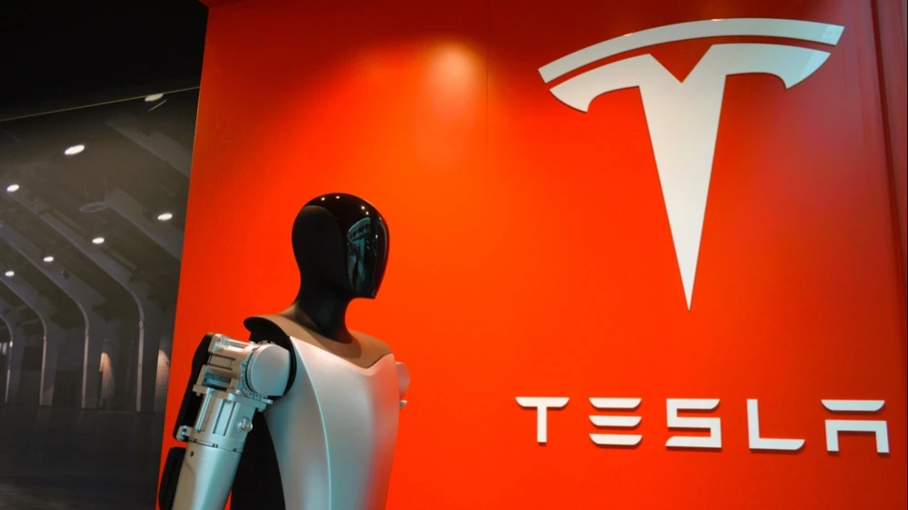 Аналитики Morgan Stanley попробовали подсчитать, на сколько вырастет фондовый рынок при внедрении в компании роботов наподобие Optimus от Tesla и ИИ в целом / Фото: Around the World Photos / Shutterstock.com