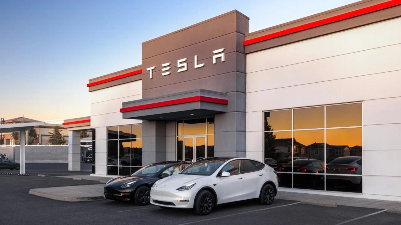 Tesla is among hedge fund favorites for the first time in three years. Who else is in the lead?