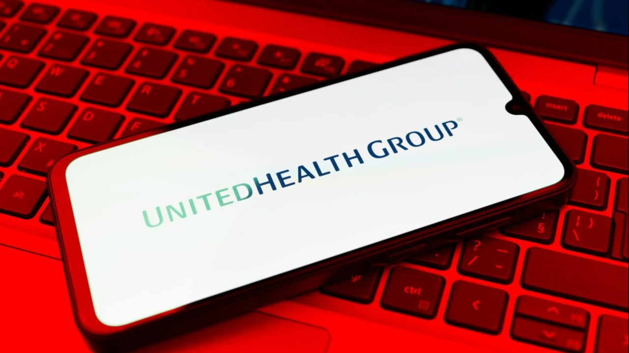 Несколько богатейших людей мира вслед за Berkshire Hathaway купили акции испытывающей проблемы UnitedHealth Group. Фото: JarTee / Shutterstock.com